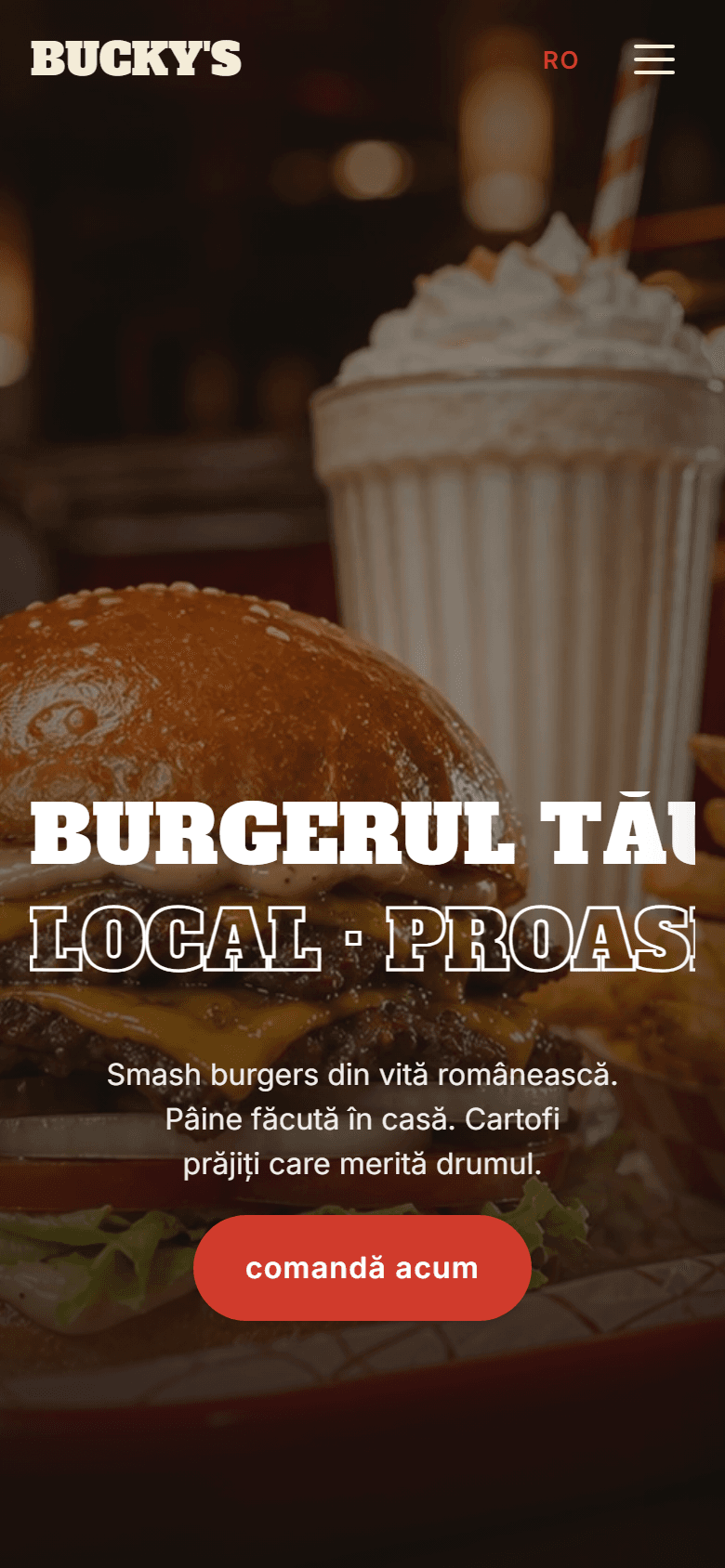 Hero pe iPhone. Marquee-ul ocupă toată lățimea, hamburgerul înlocuiește meniul, subtitlul curge natural. Greutatea vizuală a textului față de fotografie rămâne la fel de fermă în portret.