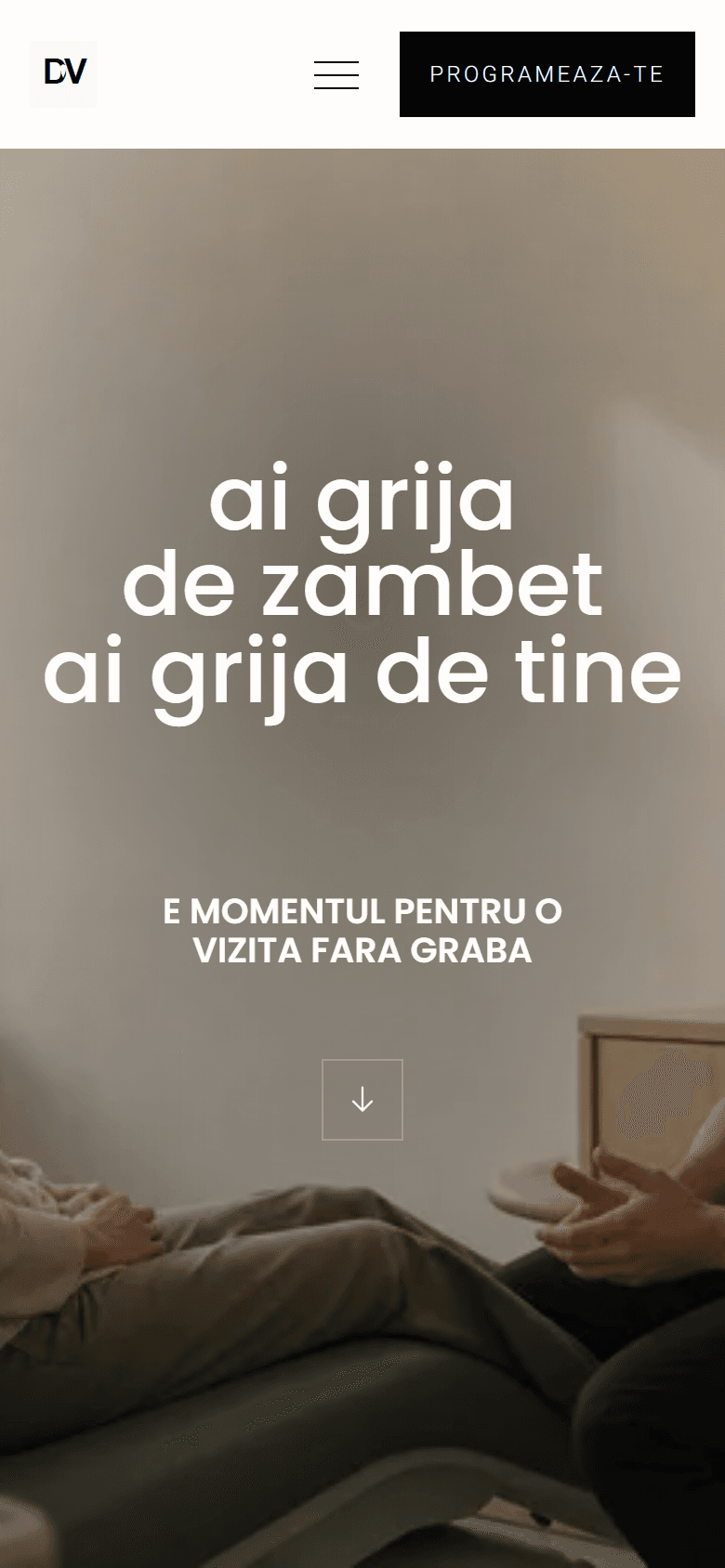 Hero mobil. Ierarhia tipografică se ține la 390px și nav-ul colapsează curat la wordmark + hamburger + CTA strip, fără zgomot vizual.