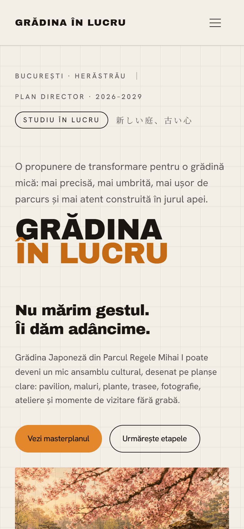 Hero mobil. Display-ul se prăbușește elegant la ~12 vw fluid, pill-ul «STUDIU ÎN LUCRU» rămâne lizibil, iar stiva de două CTA-uri este accesibilă cu degetul.