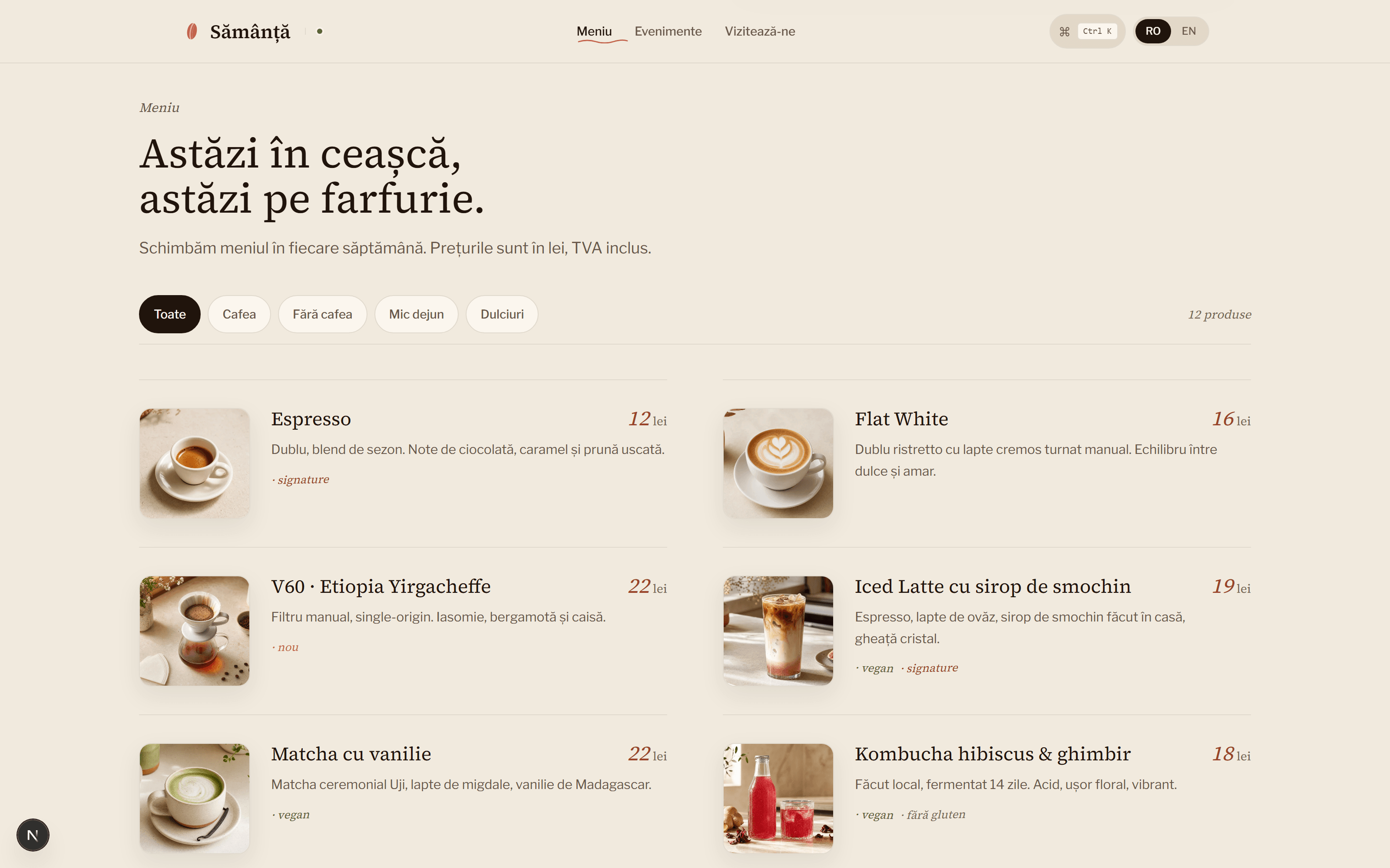 Meniul complet cu «Toate» selectat: un grid de două coloane care împerechează fotografii pătrate de produs cu prețuri italice în terracotta, descrieri în muted-ink și mici etichete rotite (signature, vegan, new).